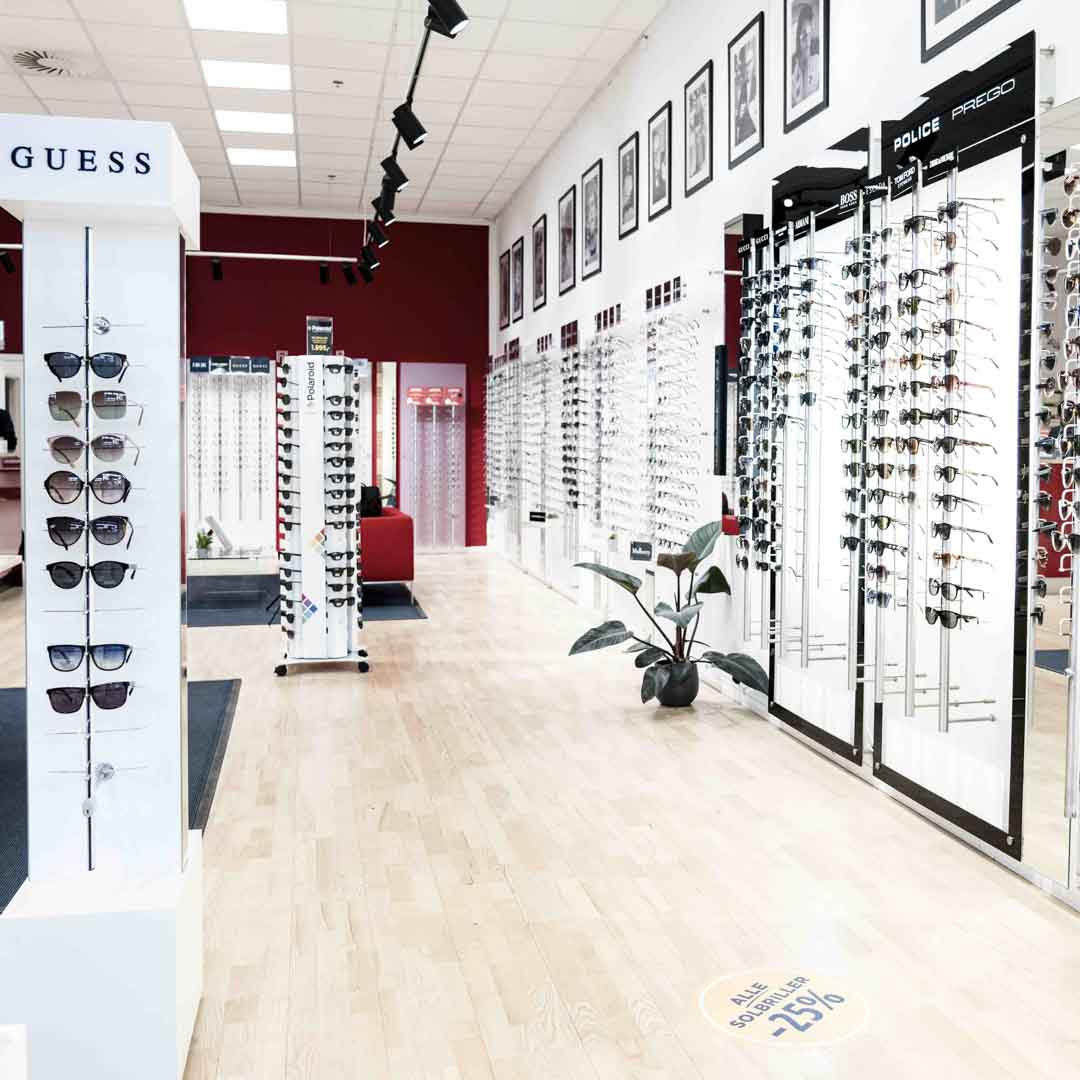 Thiele brillebutik på Nørrebro, med et stort udvalg af briller med forstærkende glas samt solbriller.